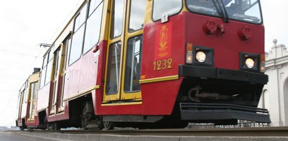 Tramwaj ciągnął ją przez kilkadziesiąt metrów. Dostała mandat