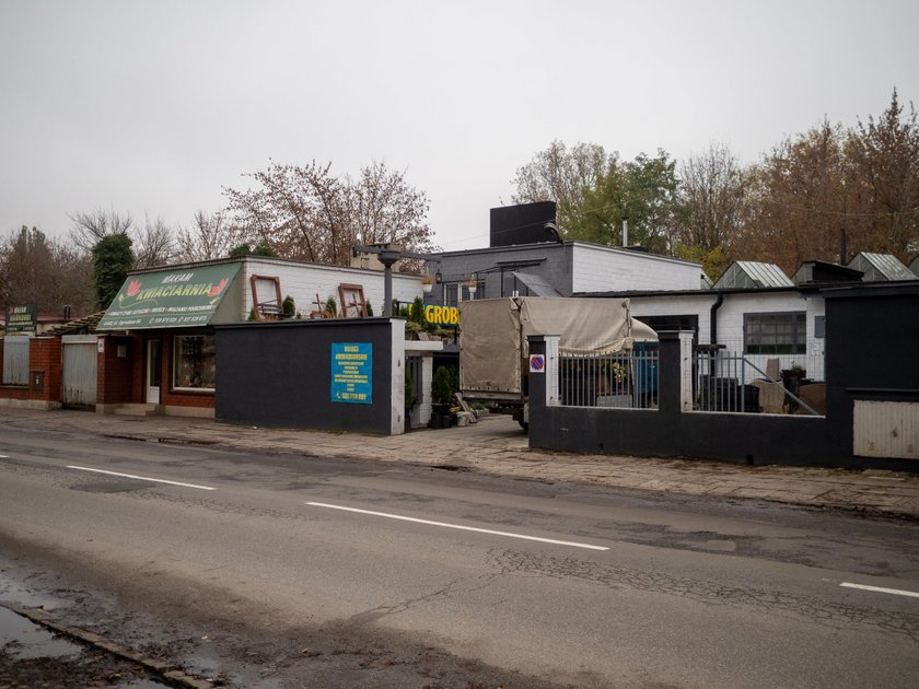 Płacz i rozczarowanie przed cmentarzami