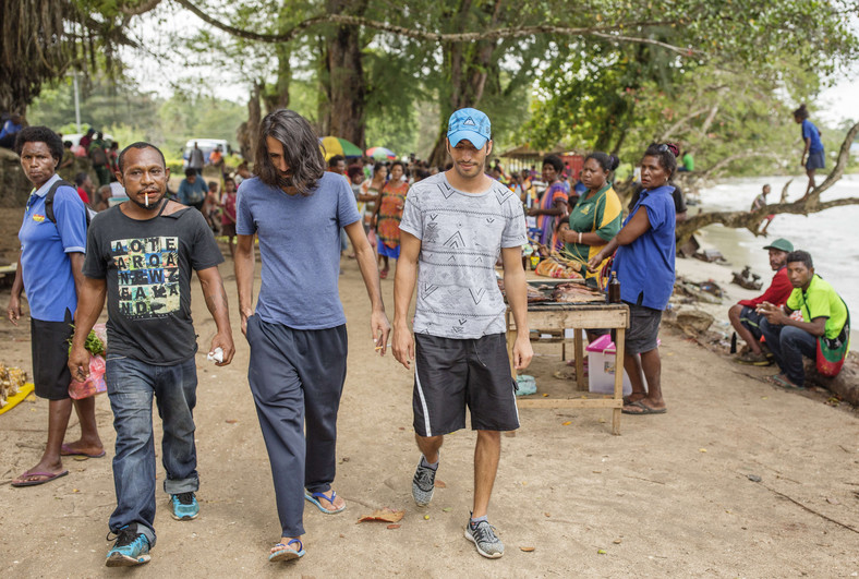 Behrouz Boochani i Awi Sirwan na lokalnym targu w okolicy obozu dla uchodźców Manus Regional Processing Centre