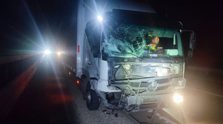 A külső sávban álló járműnek ütközött egy teherautó / Fotó: police.hu