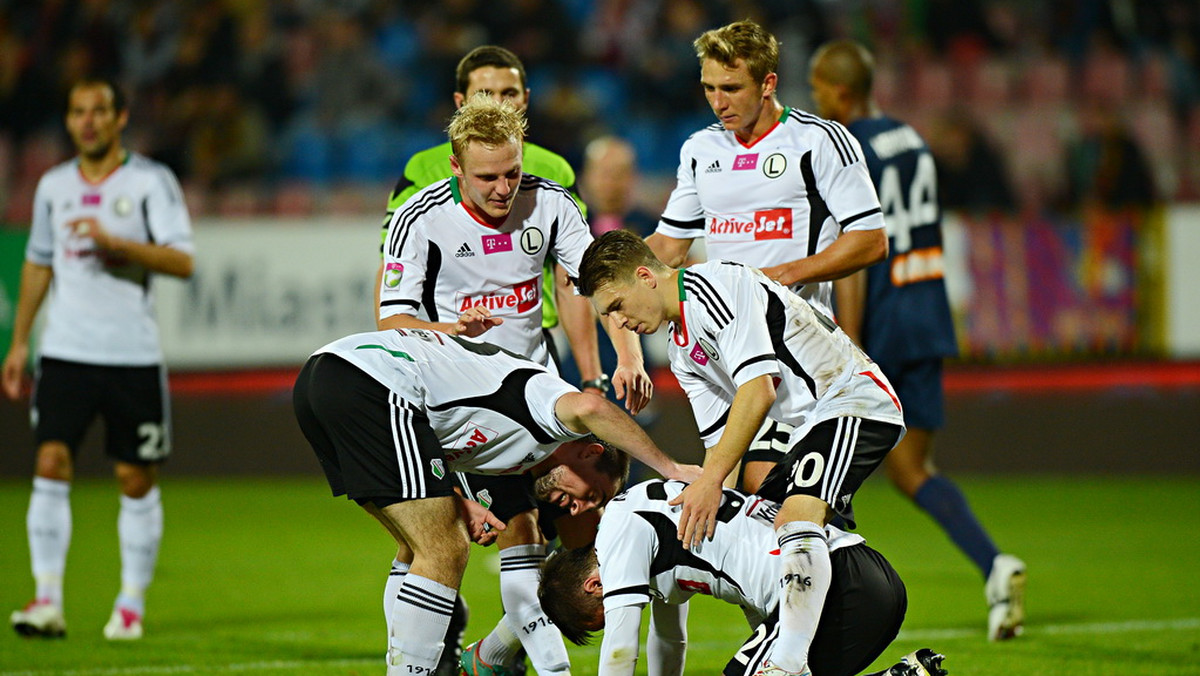 Legia Warszawa pokonała Pogoń Szczecin 3:0 (2:0) w meczu 8. kolejki T-Mobile Ekstraklasy. W spotkaniu określanym meczem przyjaźni ze względu na relacje kibiców przyjaźnie było tylko na trybunach, a sędzia pokazał dwie czerwone kartki. Podopieczni Jana Urbana dzięki wygranej wrócili na pierwsze miejsce w ligowej tabeli.