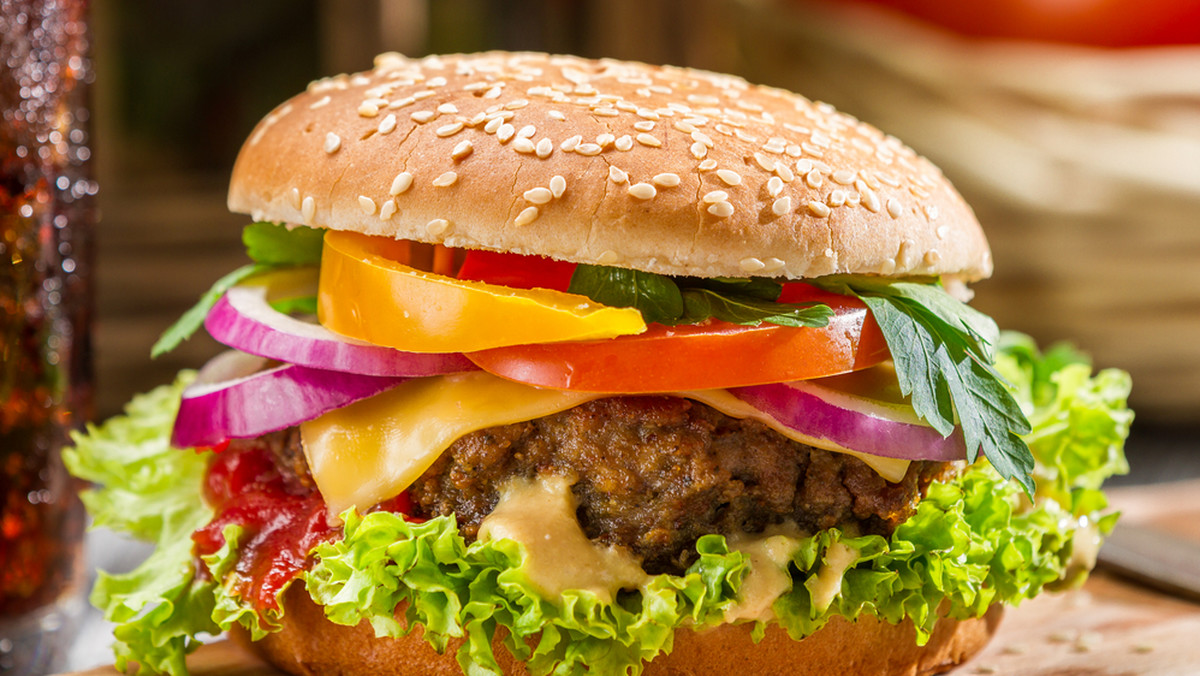 Światowy Dzień Hamburgera to jedno z nietypowych świąt, które miłośnicy fast foodów obchodzą z prawdziwą przyjemniością. Wypada on właśnie dzisiaj - 28 maja. Z tej okazji przygotowaliśmy dla was garść ciekawostek na temat hamburgerów.