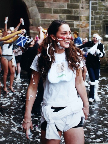 Katalin hercegné az egyetem megkezdése után néhány nappal részt vett egy gólyáknak rendezett habparty-n. Állítólag pár héttel később mutatkozott be Vilmos hercegnek. (2001)