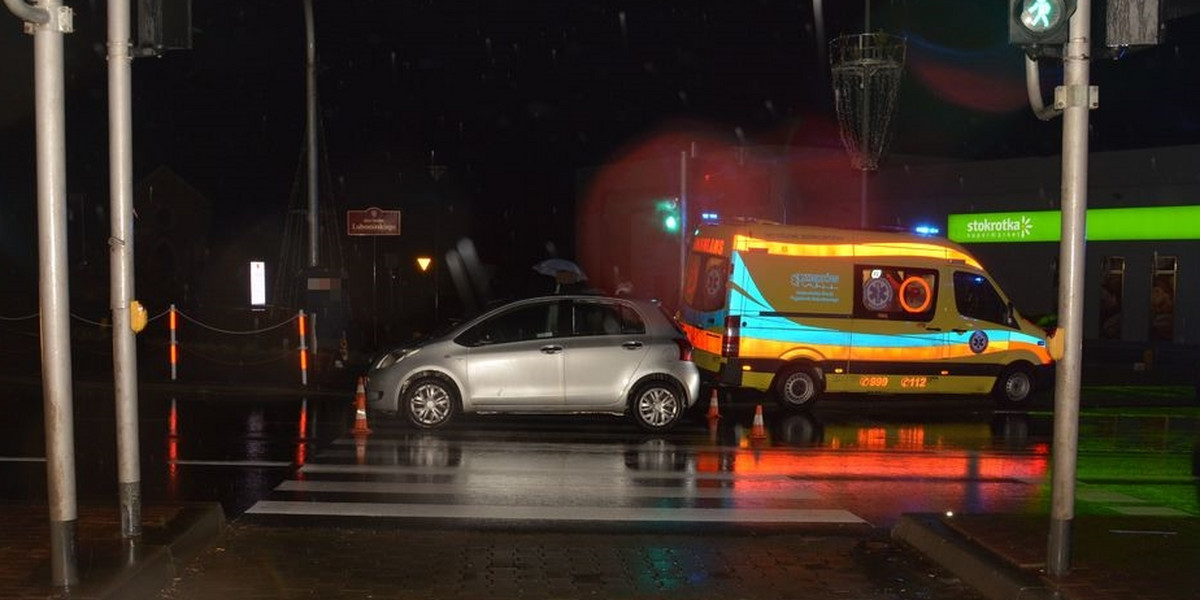 Dramat na pasach. W matkę z dwójką małych dzieci wjechał samochód.