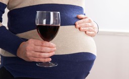 Do więzienia za picie alkoholu w ciąży? RPD ma propozycję