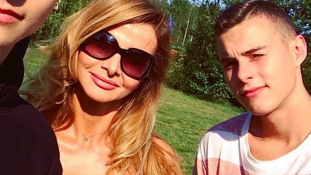 Adam Zdrójkowski ma piękną matkę. Podobnie jak nastoletni syn, także i pani Edyta idzie z duchem czasu i aktywnie udziela się w mediach społecznościowych, w tym na Instagramie. Jak wygląda mama młodego aktora, znanego z serialu "Rodzinka.pl"?