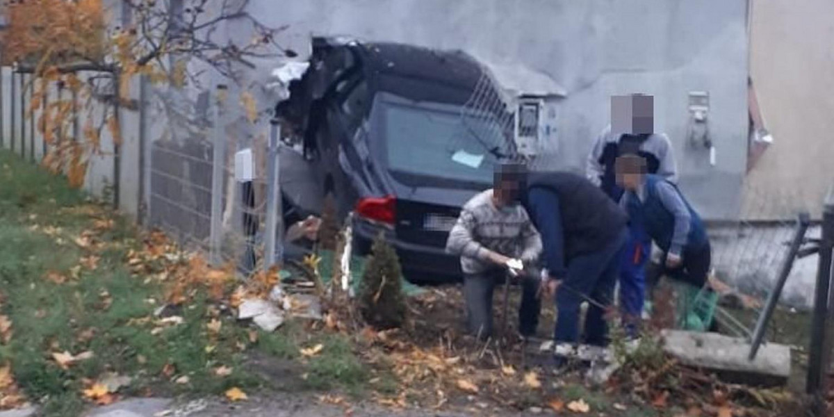 Horror na Lubelszczyźnie. Samochód wbił się w ścianę domu. W środku był dziadek z wnukami