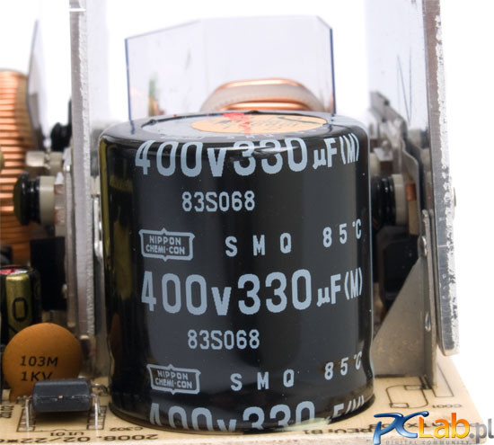 Główny kondensator firmy Nippon Chemi-Con (330 uF, 400 V), który może poprawnie działać w temperaturze do 85°C 