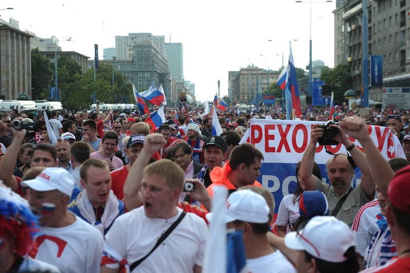 Kibice rosyjscy maszerują na Stadion Narodowy