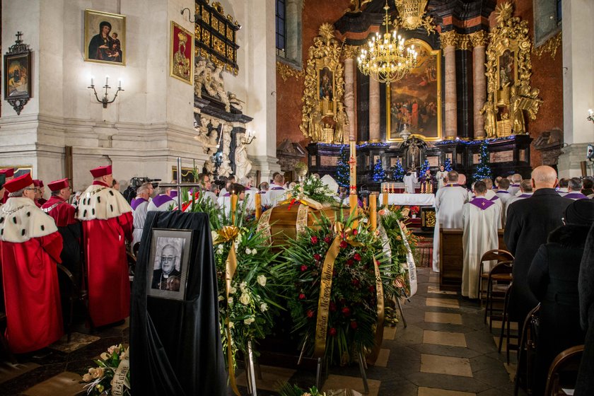 Pogrzeb biskupa Tadeusza Pieronka. Tak pożegnano Ekscelencję