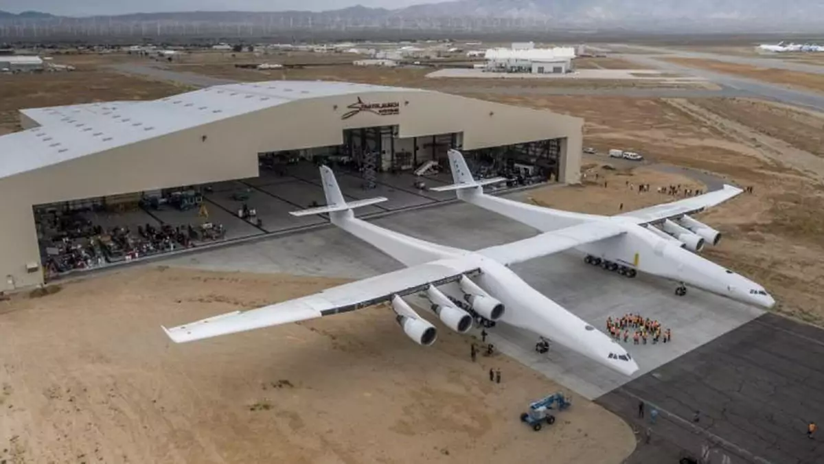 Stratolaunch - największy samolot na świecie opuścił hangar