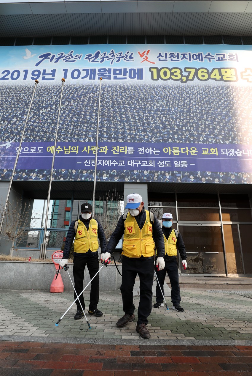 Dezinfekcija ispred ogranka sekte Šinčeondži u Teguu