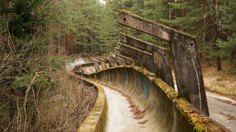 Zniszczony tor bobslejowy na górze Trebević