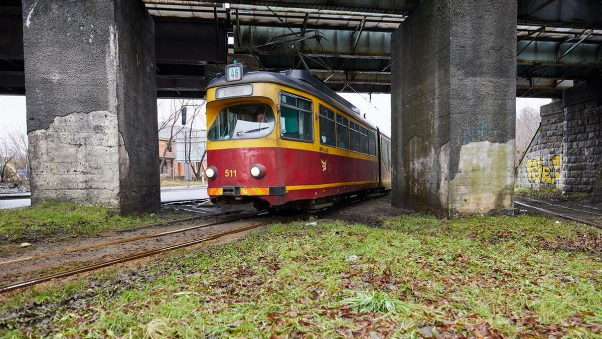 Od niedzieli tramwaje linii 46, od lat pokonujące około 30-kilometrową trasę z Łodzi do Ozorkowa, przestają kursować. Podobnie tramwaje linii 45 jeżdżące do Zgierza. Wszystko z powodu fatalnego stanu torowiska, na którego remont nie stać samorządów. Petycja o pomoc w tej sprawie trafiła już do premiera. Poseł PiS zapowiada interwencję w Ministerstwie Rozwoju.