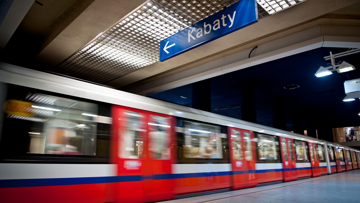 Mają przyspieszyć z 60 do 80 kilometrów na godzinę. To oznacza, że będą częściej podjeżdżać na stacje. W warszawskim metrze trwają testy pociągów związane z modernizacją systemu sterowania. Jeżeli się powiodą, już od września tego roku składy w pierwszej linii podziemnej kolejki będą podjeżdżały na stacje częściej, niż do tej pory.