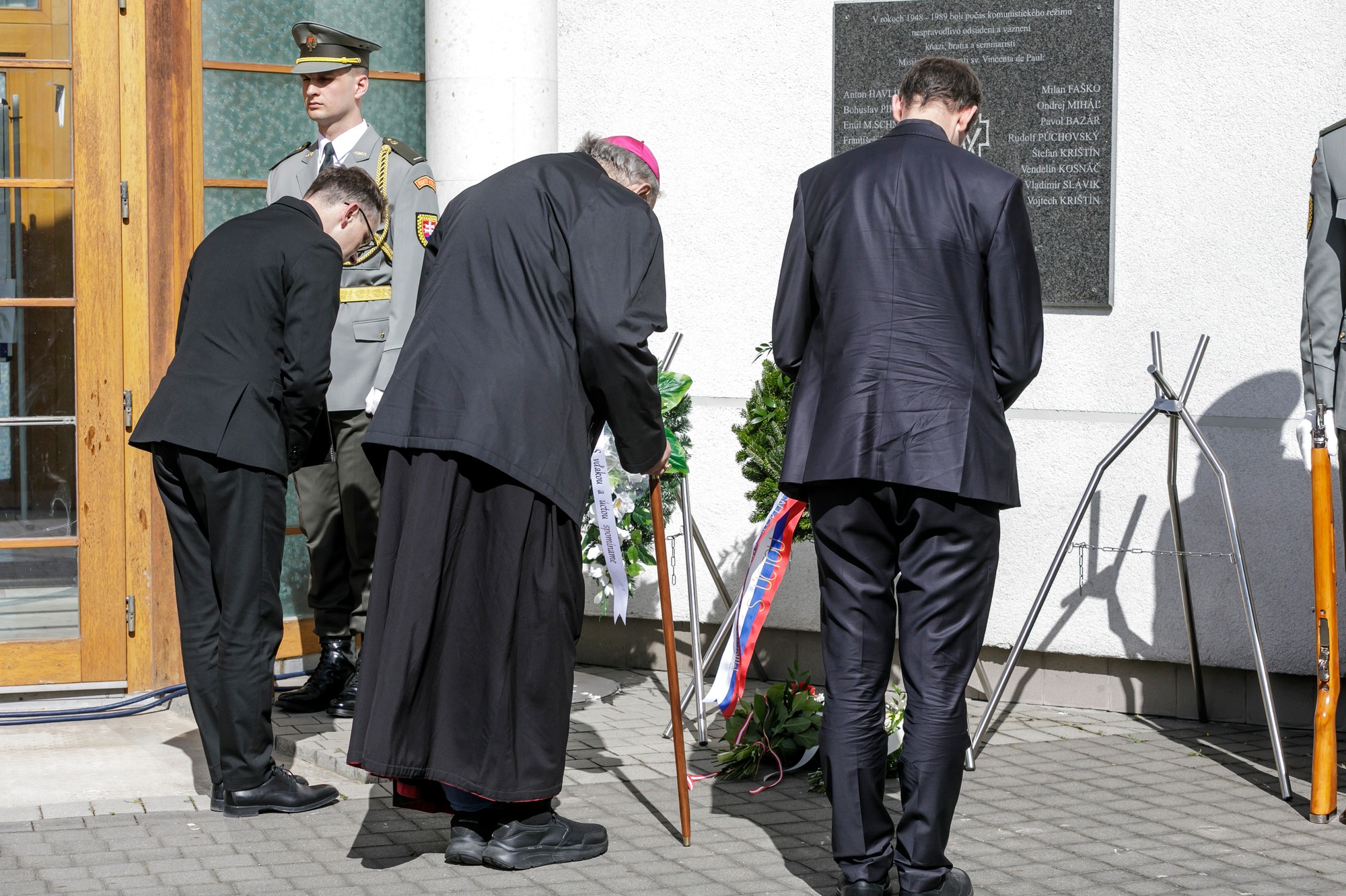 Kladenie vencov pri príležitosti 75. výročia Akcie Kláštory.