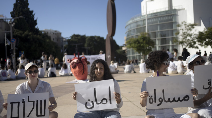 A képen:Izraeli és palesztin nők békéért tüntetnek Tel-Avivban 2023. december 15-én. Az arab és héber nyelvű feliratok jelentése: biztonság, egyenlőség, illetve béke / Fotó: MTI/AP/Maya Alleruzzo