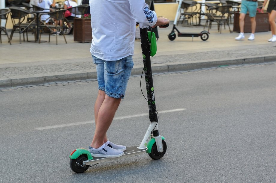 Lime to jedna z firm, które udostępniają elektryczne hulajnogi na ulicach polskich miast