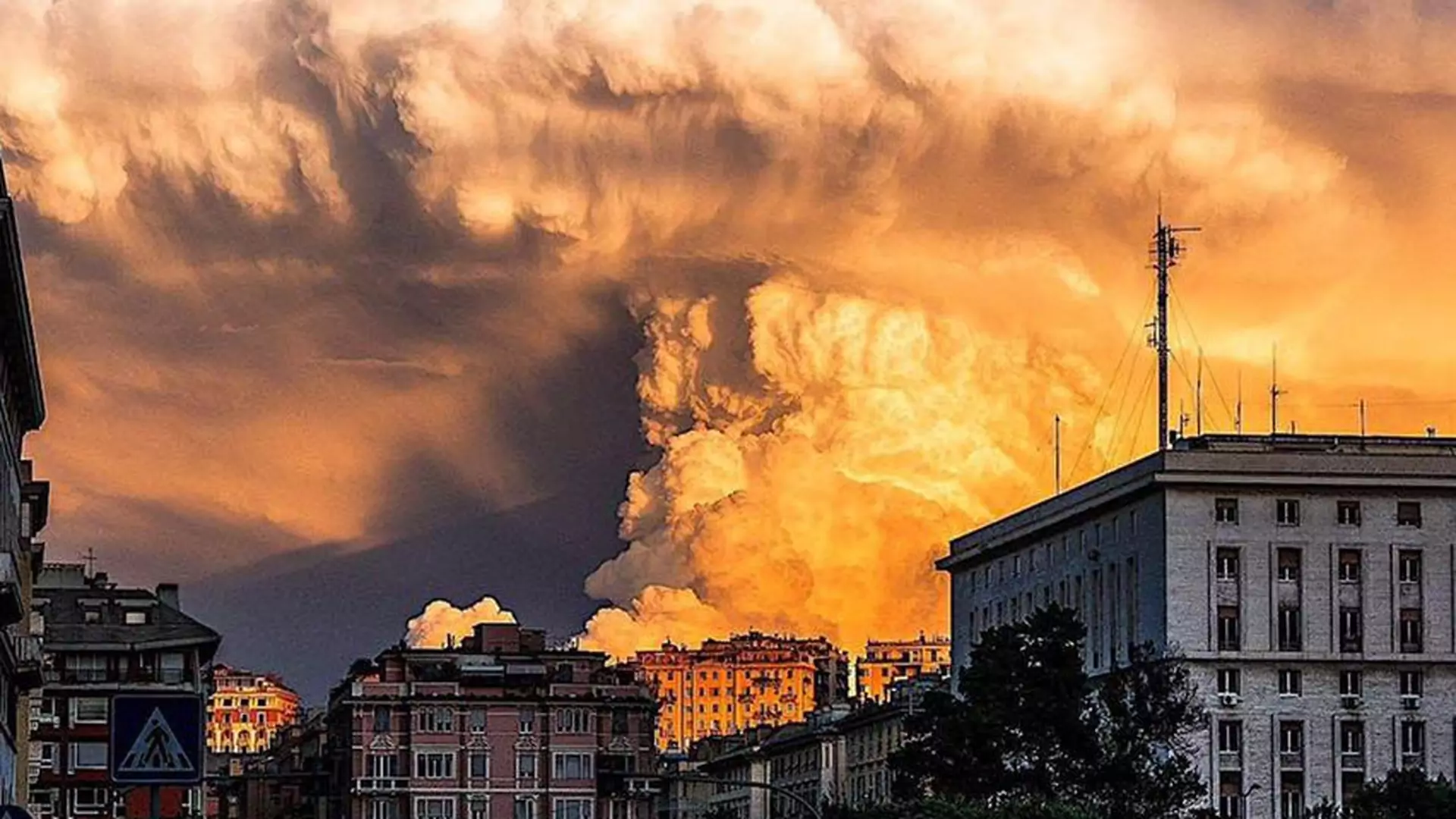 Fascynująca chmura na niebie podczas zachodu we Włoszech. Aż ciężko uwierzyć w te zdjęcia