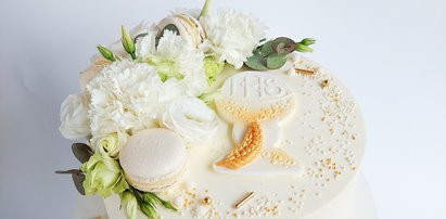 Tort komunijny - najmodniejszy jest biały i ozdobiony kwiatami. Co jeszcze warto o nim wiedzieć? Zdradza cukierniczka  
