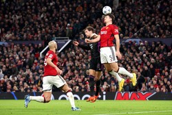 Liga Mistrzów. Grabara i Zieliński grają dalej. Manchester United pobił niechlubny rekord [WIDEO]