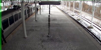 Posadził dziecko w pociągu i wyszedł zapalić. Wstrząsające nagranie...