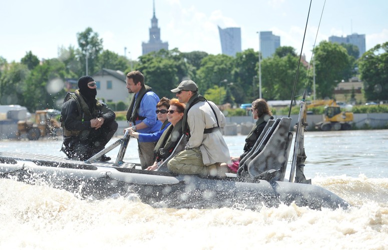 Prezydent Warszawy Hanna Gronkiewicz-Waltz i minister administracji i cyfryzacji Rafał Trzaskowski podczas rejsu motorówką po Wiśle