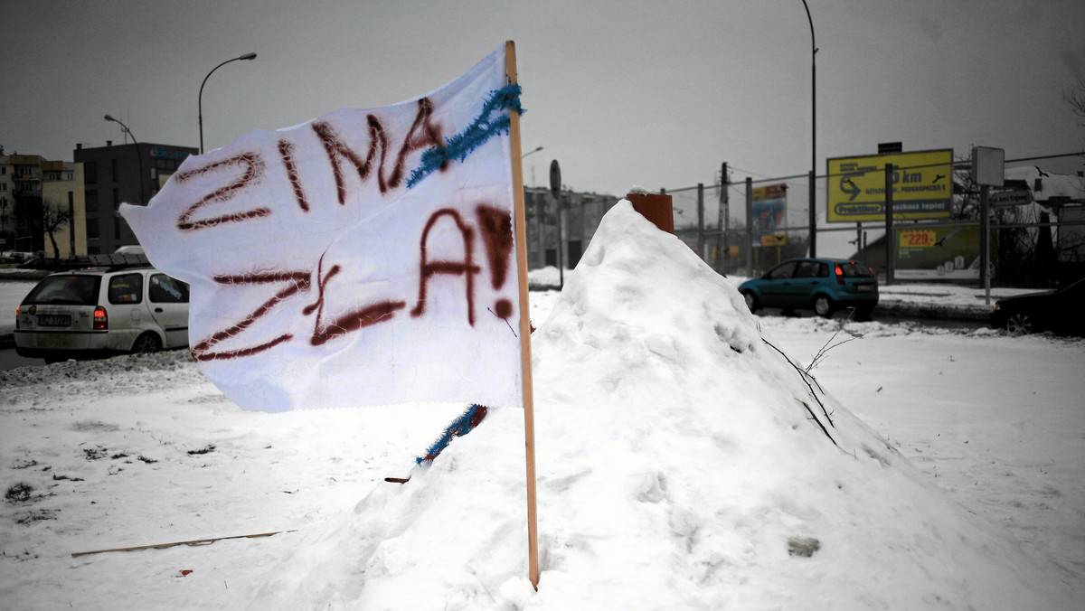 Polska jest na skraju niżu znad Rosji, w tej samej mroźnej masie powietrza arktycznego. W rejonach górskich nocy miejscami temperatura może spaść nawet do -23 stopni Celsjusza. Miejscami mogą wystąpić mgły znacznie ograniczające widoczność.