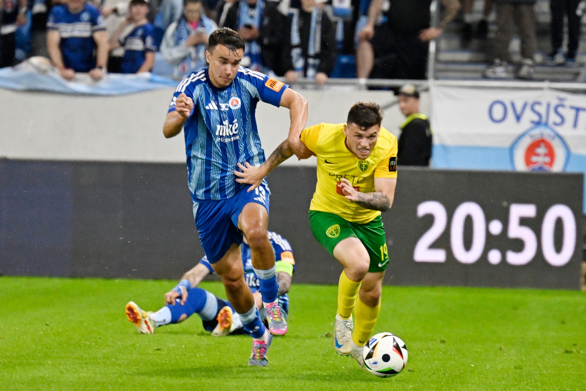 Vpravo Samuel Kopásek (Žilina) a vľavo David Strelec (Slovan). 