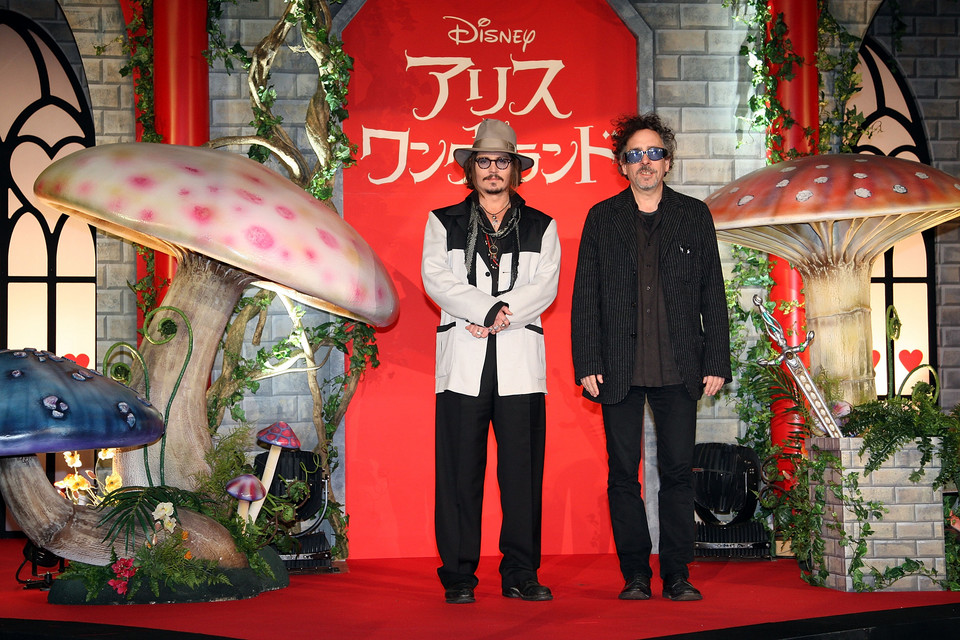 Johnny Depp i Tim Burton na konferencji prasowej  filmu "Alicja w krainie czarów" w Japonii