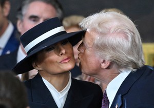 Poljubac Trampa i Melanije na inauguraciji