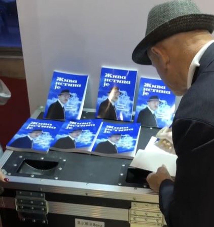 Radovan potpisuje knjige