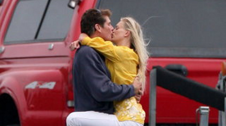 David Hasselhoff az utcán csókolózott