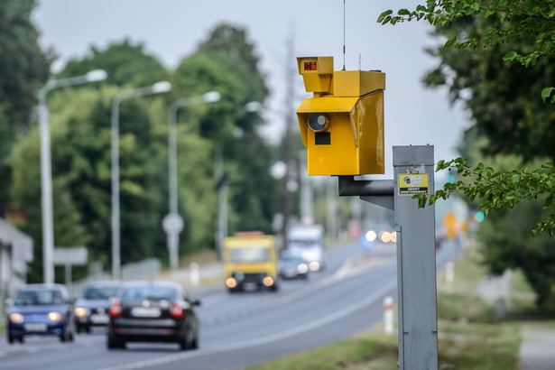 Brakuje ludzi do obsługi fotoradarów. Mandaty zapłacą tylko najszybsi piraci?