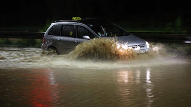 Intensywne opady deszczu nad Polską. Są liczne podtopienia [RELACJA NA ŻYWO I RADAR OPADÓW]