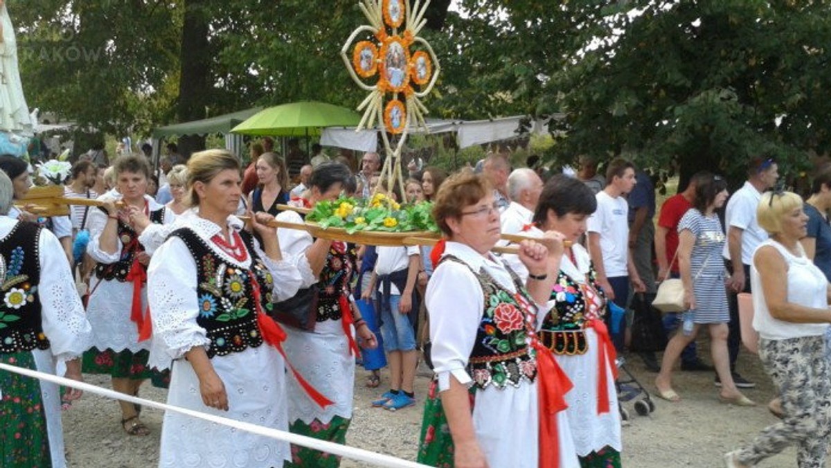 Obecny weekend to kulminacja odpustu w Kalwarii Zebrzydowskiej. Wierni wezmą udział w procesji pogrzebu i Wniebowzięcia Najświętszej Maryi Panny. Organizatorzy szacują, że może ich być nawet sto tysięcy. Pierwszy z marszy wyruszył z Domu Matki Bożej wczoraj o 16 i dotarł do Grobu Najświętszej Maryi Panny. Procesja radosna rozpocznie się w niedzielny poranek.