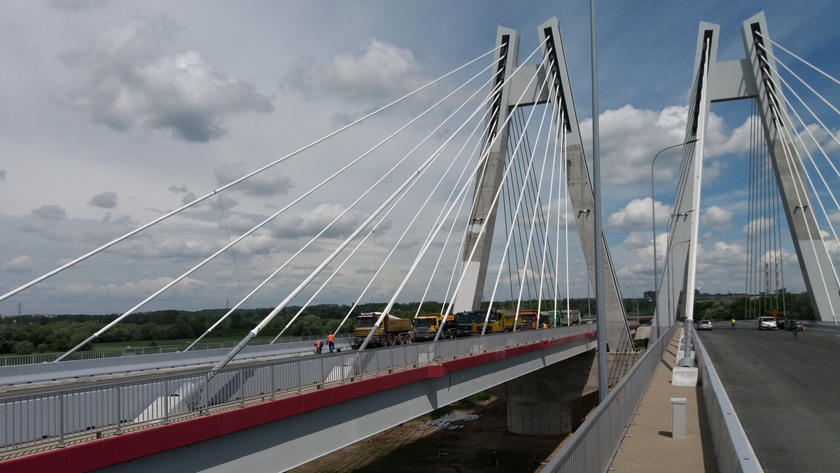 Najdłuższy most w Małopolsce przeszedł próbę obciążenia. Obiekt powstał w ciągu budowanego odcinka S7 węzeł Rybitwy – węzeł Igołomska na Wiśle.