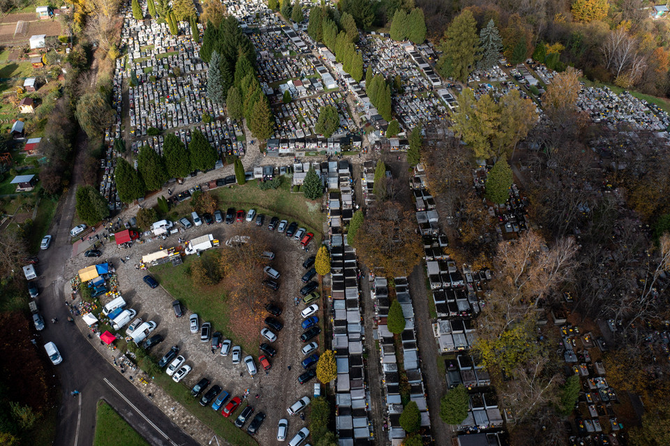 Widok z drona na parking przy cmentarzu Zasańskim w Przemyślu