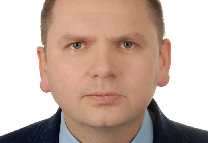 <strong>7. Maciej Nawacki</strong>
<br></br>
członek Krajowej Rady Sądownictwa
<br></br>
Sędzia, który walczył z kastowością wśród kolegów. I który dziś mógłby zostać umieszczony w Sèvres jako wzorzec przedstawiciela kasty.
<br></br>
Najwięcej popularności przyniósł mu temat list poparcia pod kandydaturami do Krajowej Rady Sądownictwa. Do dziś nie wiadomo, czy zebrał ich wystarczającą liczbę (jest też z tym związany kłopot prawny, gdyż część osób, które poparły Nawackiego, szybko swe poparcie wycofały). Pikanterii sprawie dodaje fakt, że gdy sędzia orzekający w jego sądzie Paweł Juszczyszyn postanowił to sprawdzić, to Nawacki – jako prezes sądu – tego zakazał. Jak bowiem stwierdził, szkoda publicznych pieniędzy na łamanie prawa (którym, jego zdaniem, jest aktywność sędziowska Juszczyszyna). Wcześniej zaś wnikliwego sędziego zawiesił. Ujmując najkrócej: Nawacki pokazał, co to znaczy być sędzią we własnej sprawie. 
<br></br>
Na koncie ma również takie osiągnięcie jak oszukanie systemu losowego przydziału spraw (uznał, że jako prezes sądu nie musi brać udziału w losowaniu). Wiele popularności przyniosły mu także wypowiedzi, w których wyśmiewał ludzi pracujących fizycznie. 
<br></br>
PSŁ