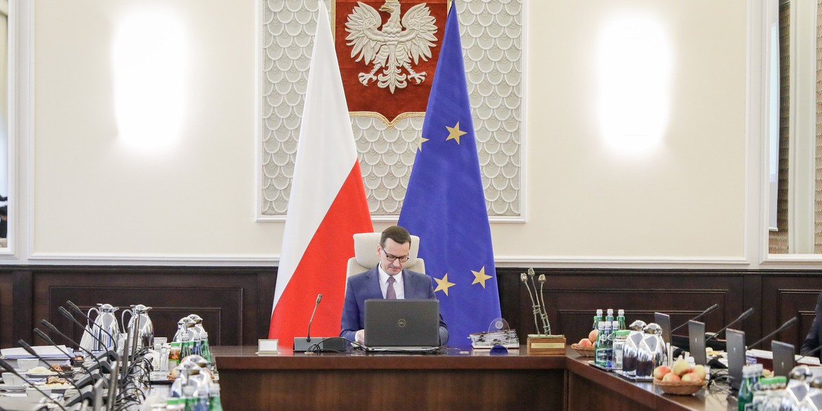 Rząd przyjął projekt noweli tzw. megaustawy - poinformowało we wtorek Centrum Informacyjne Rządu. Nowe przepisy, które służą m.in. wdrożeniu 5G, ułatwią budowę infrastruktury telekomunikacyjnej w parkach narodowych, rezerwatach przyrody czy uzdrowiskach.