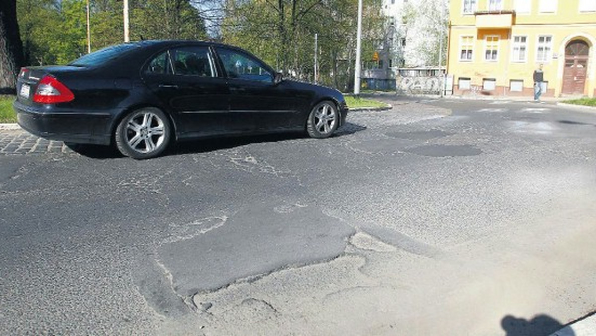 "MM Szczcin": - Po zimie ani śladu, ale na dziury w jezdni nadal musimy uważać - mówi pan Konstanty, który skontaktował się z redakcją. Zarząd Dróg i Transportu Miejskiego rusza z modernizacją rond.