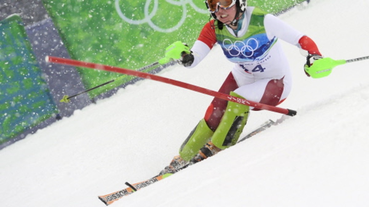 Supergigant kobiet na mistrzostwach świata w narciarstwie alpejskim w Garmisch-Partenkirchen ukończyła tylko jedna Polka, Karolina Chrapek. Jej koleżanka z kadry Agnieszka Gąsienica-Daniel jechała dobrze, ale wypadła z trasy. Trener Jan Bisaga liczy jednak, że w kolejnych startach będzie coraz lepiej, bo w miarę upływu czasu dziewczyny przyzwyczają się do bardzo trudnych tras w Ga-Pa - czytamy na stronie internetowej Polskiego Związku Narciarskiego.