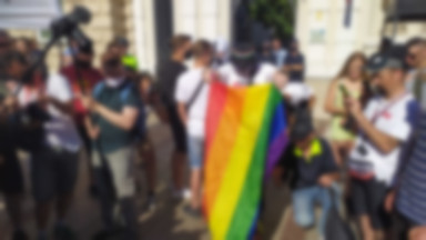 Manifestacja środowisk narodowych i kontrmanifestacja LGBT. Kordon policji rozdzielał obie grupy