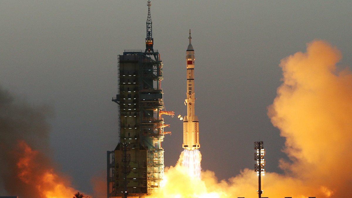 Statek kosmiczny Shenzhou 11 rozpoczął w poniedziałek swoją misję w ramach chińskiego programu kosmicznego. Zadaniem statku jest dostarczenie dwuosobowej załogi do chińskiego modułu orbitalnego Tiangong 2. Astronauci spędzą w module miesiąc.