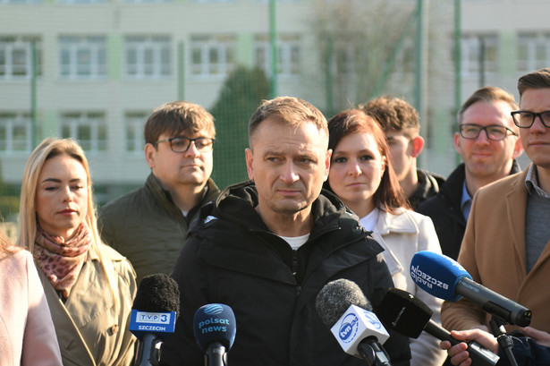 Minister sportu i turystyki Sławomir Nitras (C) podczas konferencji prasowej na boisku Orlik przy Zespole Szkół Nr 16 w Szczecinie
