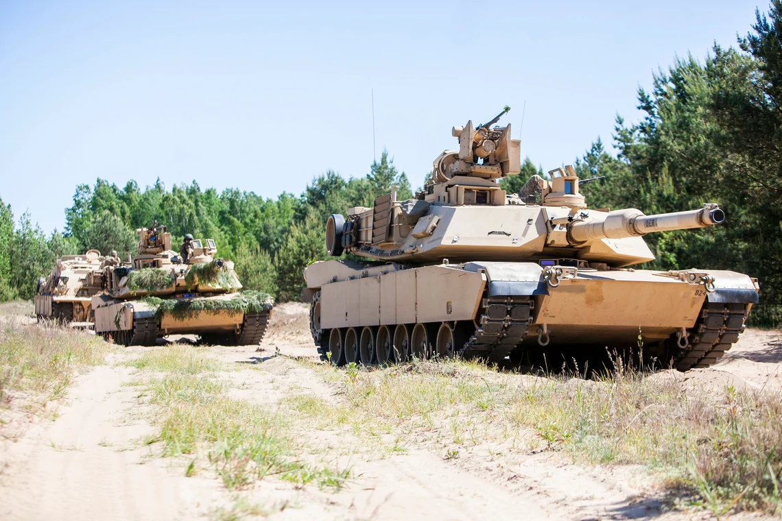 Czołgi Abrams trafiły do Ukrainy jesienią 2023 r. i ciągle czekają na bojowy debiut