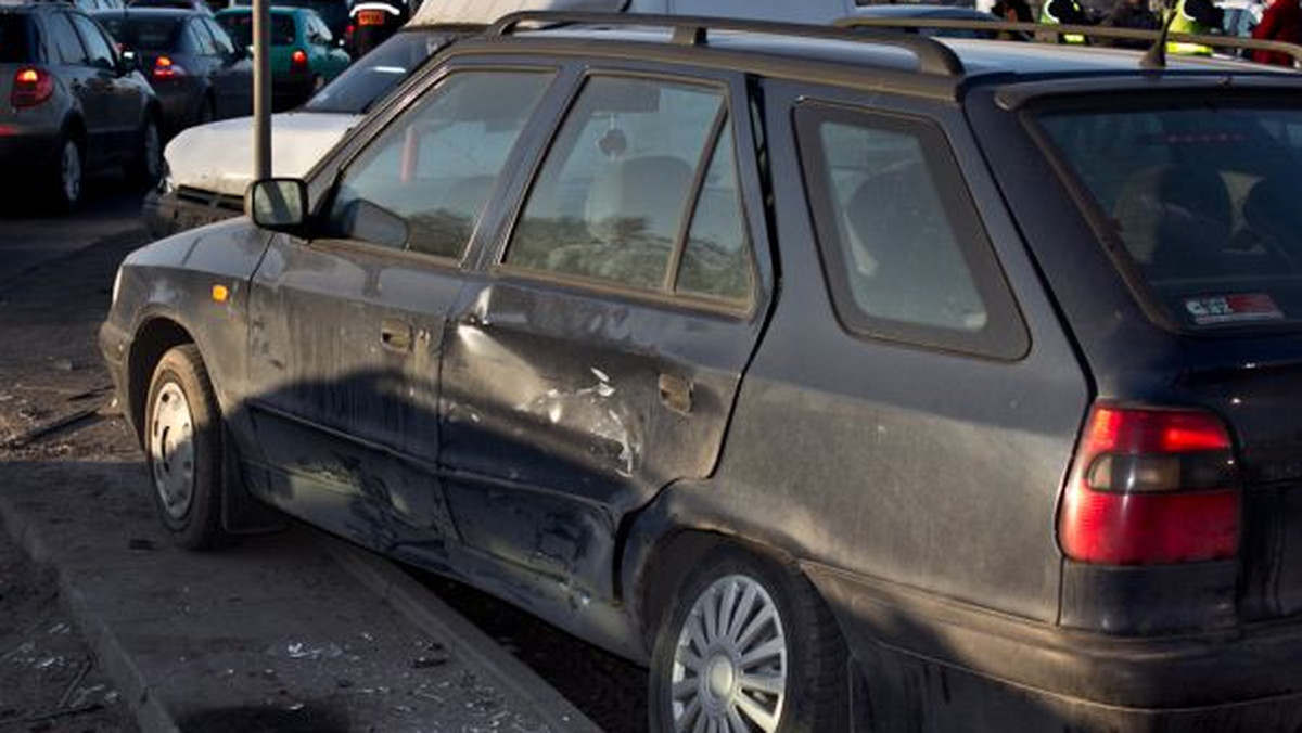 Dwie trzecie Polaków nie wie, że prowadząc cudze pojazdy trzeba sprawdzić ważność polisy OC - poinformował Ubezpieczeniowy Fundusz Gwarancyjny. Gdy polisy brak, odszkodowanie w razie wypadku płaci solidarnie kierowca i właściciel.