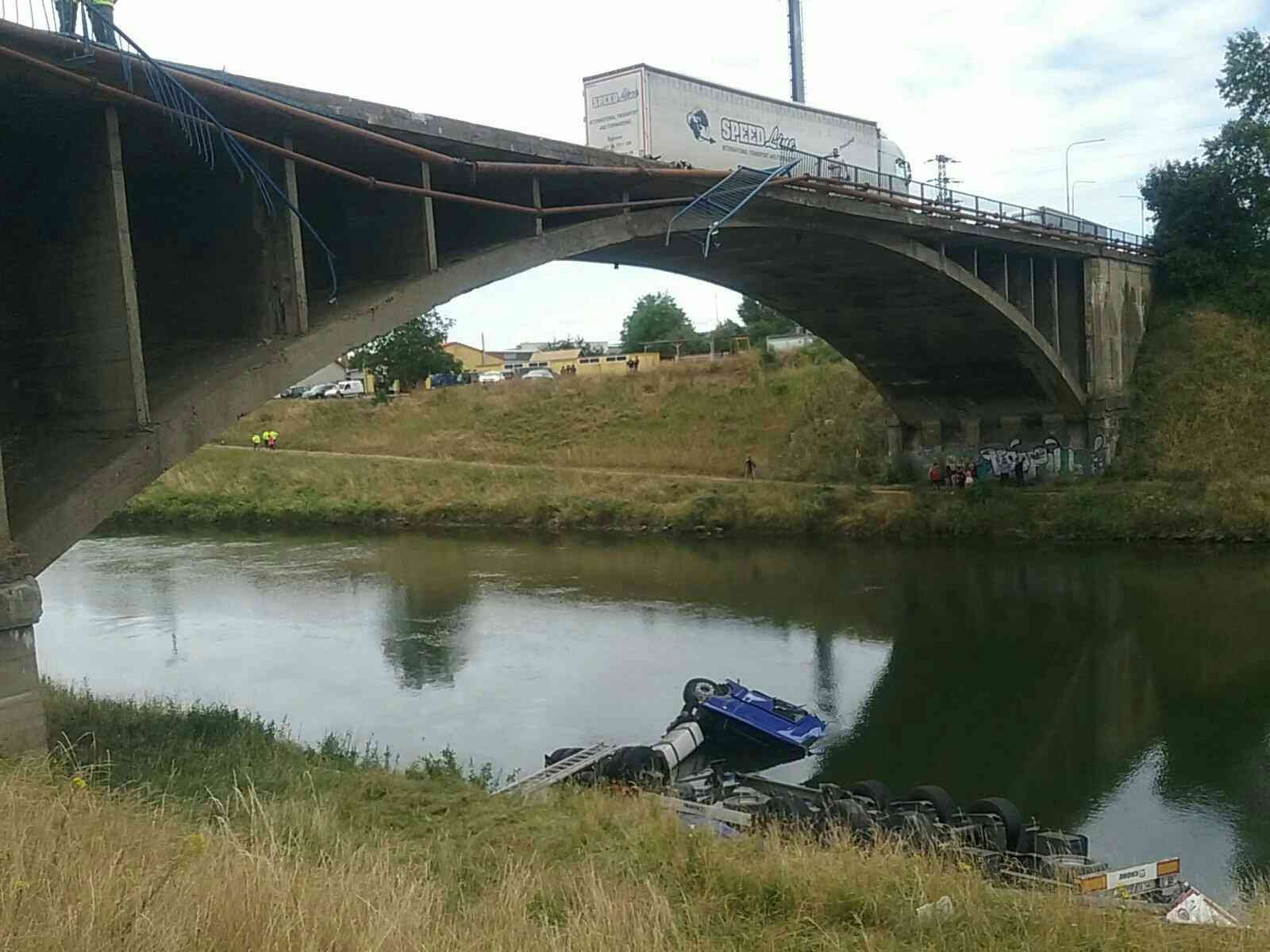 Prázdny kamión s návesom prerazil oplotenie mosta a zrútil sa do Biskupického kanála.
