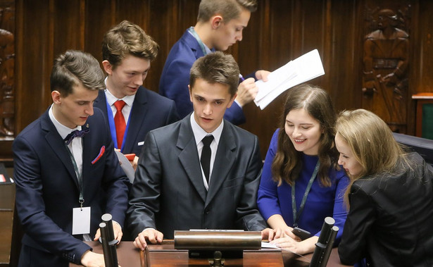 "To skandal!" 1 czerwca nie będzie posiedzenia Sejmu Dzieci i Młodzieży. Gronkiewicz-Waltz: Przyjmiemy ich