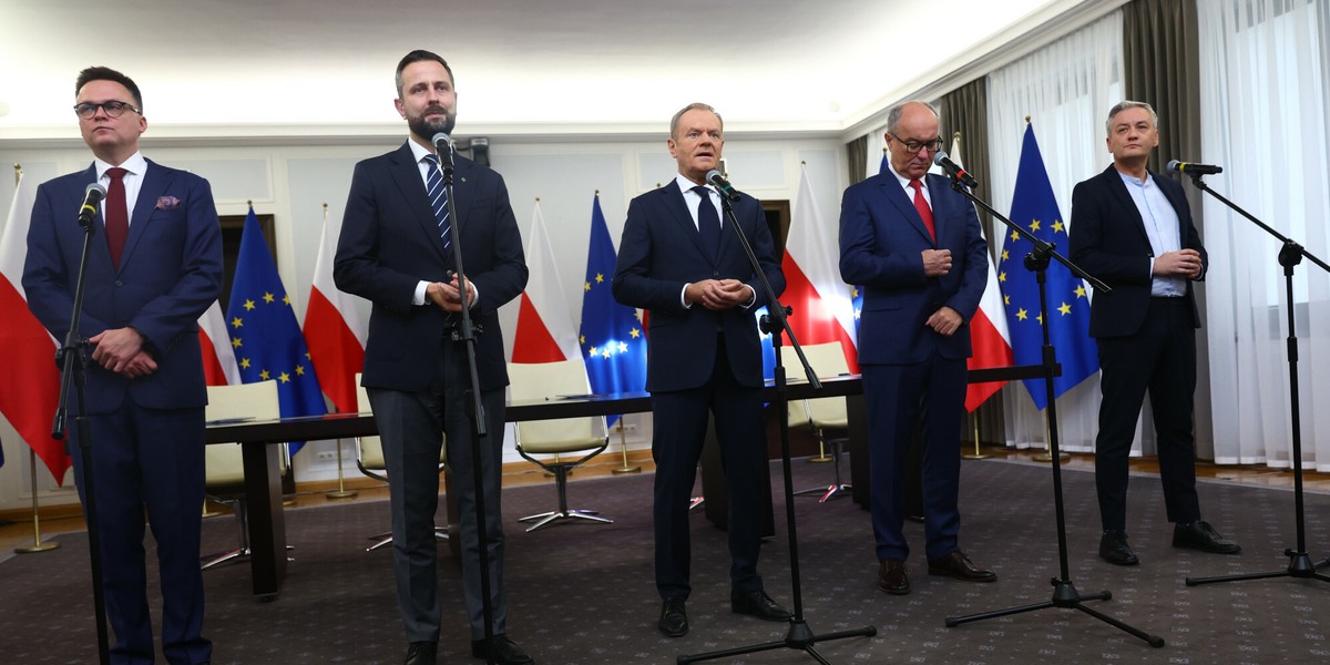 Liderzy koalicyjnych partii podpisali w Senacie umowę.